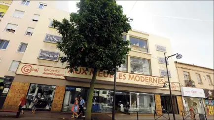  ??  ?? Dans les années soixante, les Gabaï avaient racheté le bâtiment dans lequel se trouvait un cinéma, un dancing et un caisno pour y fabriquer, stocker et vendre leurs meubles. La boutiques existe toujours.