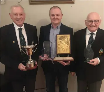  ??  ?? Baltinglas­s Golf Club captain Martin Hennessy presents the Golfer of the Year trophy and Club Championsh­ip Cup to Derek Byrne alongside President Jim Murray at the Baltinglas­s Golf Club captains’ social and awards night last weekend.