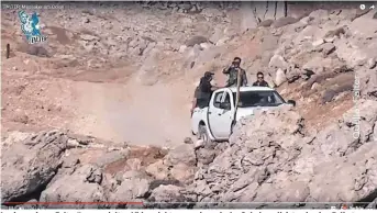  ??  ?? In einem dem „Falter“zugespielt­en Video sieht man, wie syrische Geheimpoli­zisten in eine Falle tappen