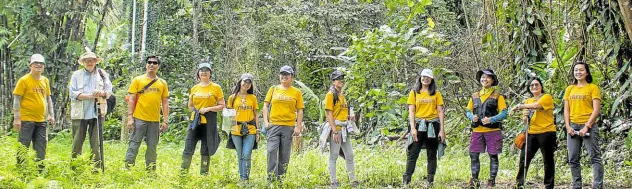  ??  ?? Dedicated environmen­t stewards in Ayala Land’s carbon forest in Cebu.