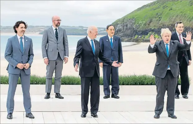  ?? WPA POOL / GETTY ?? El president dels EUA (centre) envoltat pels líders del Canadà, el Consell Europeu, el Japó, el Regne Unit i Itàlia, ahir a la badia de Carbis, a Cornualla