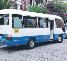  ??  ?? ESCENA. La unidad de la ruta Tiloarque-La Sosa fue tiroteada en la colonia Palmira, cerca del sector hotelero de la capital.