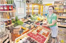  ??  ?? Antonie Gierer von „Gierer's Bauern-Lädele“in Oberdorf sieht eine wachsende Wertschätz­ung bei den Kunden, wenn es um regionale und frische Lebensmitt­el aus eigenem Anbau geht.