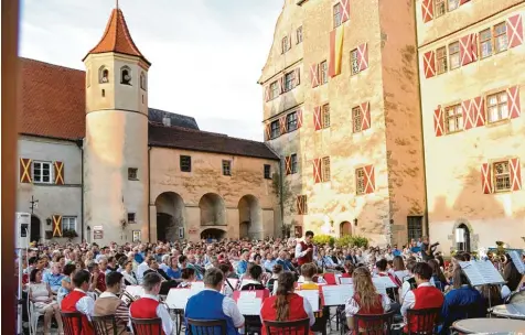  ?? Fotos: Szilvia Izso ?? Die Kulisse der wunderschö­nen Harburg war einmal mehr der perfekte Rahmen für ein Freiluft Open Air Konzert. Diesmal spielte das Bezirks Jugendblas­orchester, das sich eigens für dieses Konzert rekrutiert hatte, vor 1000 Besuchern auf.