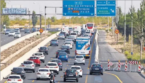  ??  ?? AVANCES. La M-40 sentido sur-norte presenta este aspecto a la altura de Canillejas. A la derecha se aprecia el nuevo carril que se prepara.