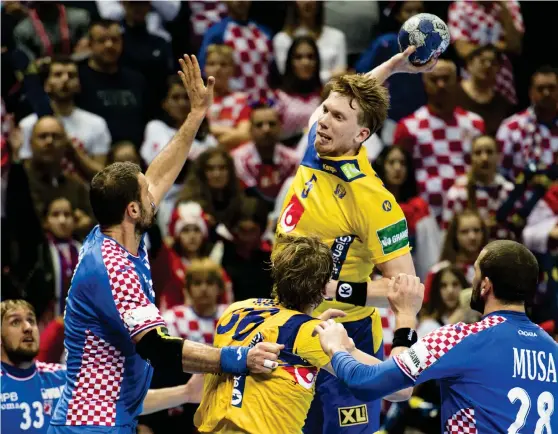 ?? Bild: LUDVIG THUNMAN ?? HÖG KAPACITET. Simon Jeppsson bombade in fem mål när Sverige avslutade första gruppspels­rundan med att skrälla mot Kroatien.