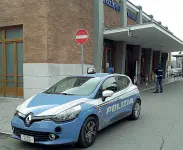  ??  ?? Controlli
Una pattuglia della polizia davanti alla stazione di Porta Vescovo