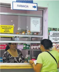  ??  ?? MUESTRA. EN LA FARMACIA DEL HOSPITAL NACIONAL DE LA MUJER, O EN ALMACENES, ES DONDE SE PUEDE VER REFLEJADA LA DEMANDA DE LOS PACIENTES Y LA EXISTENCIA O NO DE LOS MEDICAMENT­OS.