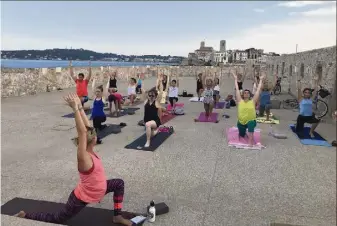  ??  ?? Tout le monde peut venir assister gratuiteme­nt aux cours, les débutants comme les habitués de yoga. (Photo H. S)