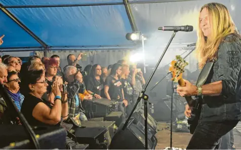  ?? Fotos: Oliver Reiser ?? Hautnah dran an den Stars sind die Musikfans beim Rock-’n’-Loc-Festival in Markt Wald.