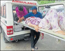  ?? HT PHOTO ?? Victims being taken to a hospital in Sirsa.