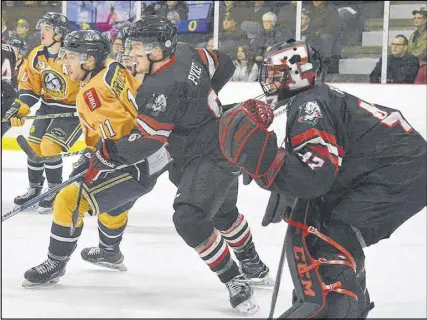  ?? TINA COMEAU/SALTWIRE NETWORK ?? Tyler Pyke and netminder Kevin Resop of the Truro Bearcats focus their attention on the puck, as Brent Broaders of the Mariners looks to set up a screen Tuesday in Yarmouth. The Mariners won 4-2 in the deciding game of the MHL divisional semifinal...