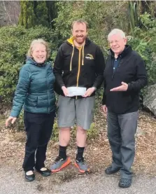  ?? ?? William Stewart, general manager the Clachaig Inn, presents Rosie and Malcolm Gillespie with the cheque for Ewen’s Room.