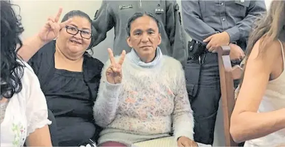  ??  ?? Tribunales. Milagro Sala en uno de los juicios en su contra. La dirigente espera la decisión de la Justicia para la prisión domiciliar­ia.