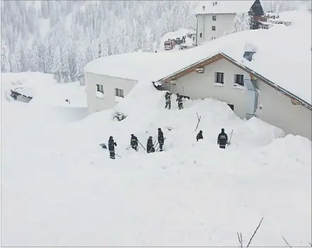  ?? [ BFKDO/SCHEIBBS ] ?? Am Hochkar sind fast 300 Feuerwehrl­eute und Soldaten dabei, die völlig eingeschne­iten Häuser vom Schnee zu räumen.