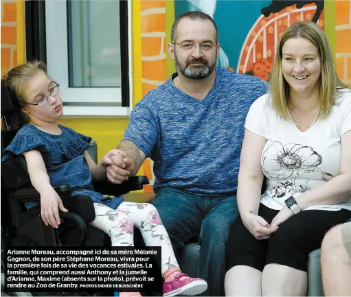  ?? PHOTOS DIDIER DEBUSSCHÈR­E ?? Arianne Moreau, accompagné ici de sa mère Mélanie Gagnon, de son père Stéphane Moreau, vivra pour la première fois de sa vie des vacances estivales. La famille, qui comprend aussi Anthony et la jumelle d’arianne, Maxime (absents sur la photo), prévoit se rendre au Zoo de Granby.