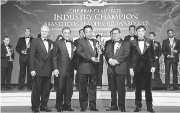  ??  ?? Abdul Karim (centre) accepts the award on behalf of SCB from Asian Strategy Leadership Internatio­nal chief executive officer Tan Sri Dr Michael O.K. Yeoh (second right), witnessed by (from left) APBF chairman Tan Sri Rainer Alhoff, Dr Toyad and KK Johan.