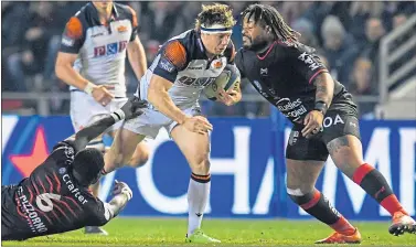  ??  ?? Edinburgh hooker Stuart Mcinally evades the attention of Toulon’s French center Mathieu Bastareaud