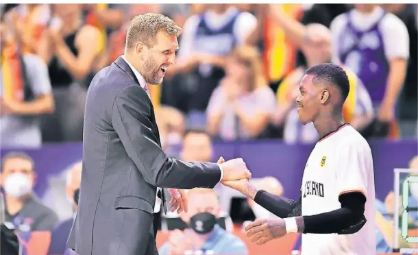  ?? FOTO: MARIUS BECKER/DPA ?? Auch Basketball-Legende Dirk Nowitzki (l.) war bei der EM von Dennis Schröder (r.) und dessen Führungsro­lle beeindruck­t.