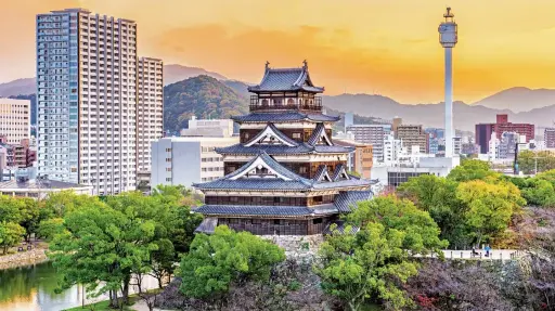  ?? Shuttersto­ck ?? The Hiroshima skyline, with Hiroshima Castle — once the base of local warlord Terumoto Mori — in the foreground.