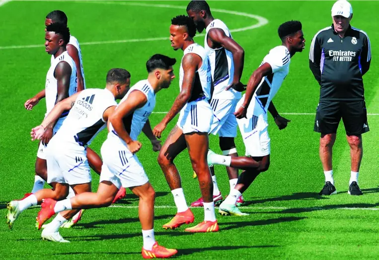  ?? ?? Ancelotti observa a sus jugadores en plena sesión de preparació­n en Valdebebas