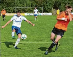  ?? Foto: Reinhold Radloff ?? Simon Schlottere­rs früher Ausgleich ließ die Bobingen hoffen. Doch der Gegner er wies sich als zu stark.