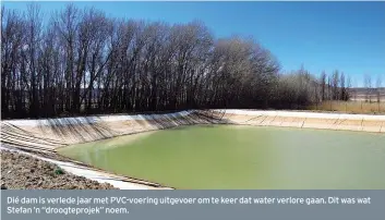  ??  ?? Dié dam is verlede jaar met PVC-voering uitgevoer om te keer dat water verlore gaan. Dit was wat Stefan ’n “droogtepro­jek” noem.