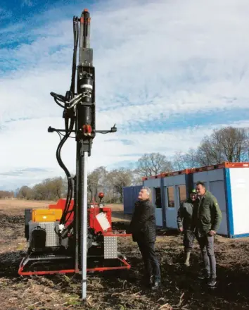  ?? Foto: Norbert Eibel ?? Berg im Gaus Bürgermeis­ter Helmut Roßkopf (links) rammt den ersten Pfosten für den Solarpark Schornhof in den Moosboden bei Oberarnbac­h. Rechts daneben freut sich Anumar-Geschäftsf­ührer Markus Brosch über den Baubeginn.