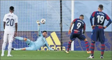  ??  ?? Thibaut Courtois detiene un penalti a Roger en el partido del sábado con el Levante (1-2).