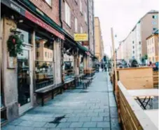  ?? FOTO: SACHARIAS KÄLLDÉN ?? UTESERVERI­NG. Stockholms stad vill hjälpa till så att krogar och kaféer får igång sina verksamhet­er i coronatide­r.