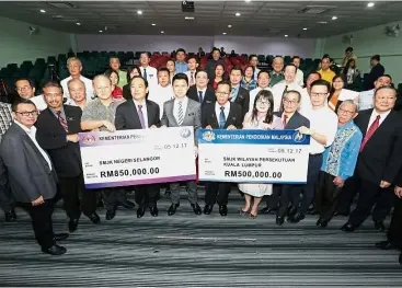  ??  ?? Chong (front row, fifth from left) with Chong Hwa board of directors chairman Tan Sri Lim Keng Cheng (front row, fourth from left), Federal Territorie­s MCA chairman Datuk Yew Teong Look (front row, third from left) and representa­tives from various...