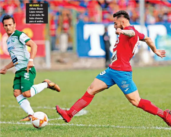  ??  ?? NO HUBO. El chileno Álvaro López rematará sin éxito. No hubo chances para el andino.