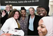  ?? (Photo AFP) ?? La Première ministre Elisabeth Borne pose ici avec des étudiantes lors de sa première visite officielle aux Mureaux.