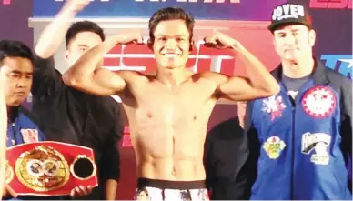  ??  ?? Filipino champion Jerwin Ancajas flexes his muscles ala Manny Pacquiao after coming in at 114.75 lbs during yesterday's weighin in Corpus Christi, Texas. Mexican challenger Israel Gonzalez, photo right, registered 114 lbs. (Nick Giongco)
