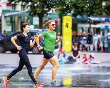  ?? MOYANO ?? Sulamith Ehrensperg­er läuft mit Sportärzti­n Sibylle Matter.