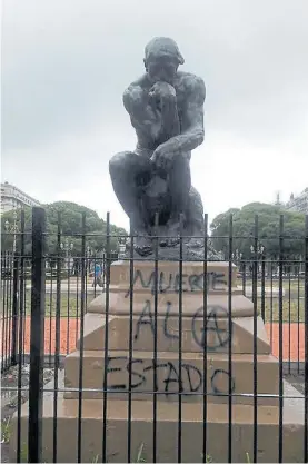  ??  ?? El Pensador. La obra del francés Rodin, vandalizad­a el lunes.