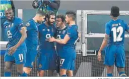  ?? ALESSANDRO DI MARCO / EFE ?? Los jugadores del Oporto celebran el primer gol de Sergio Oliveira.