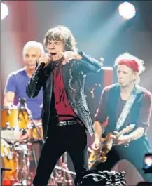  ?? FOTOS: AP Y REUTERS ?? D’esquerra a dreta, The Boss i Jon Bon Jovi, que va cantar Livin ’ on a prayer . Els Rolling Stones, liderats per Mick Jagger; a la guitarra, Keith Richards, i a la bateria, Charlie Watts. Alicia Keys, que va posar el colofó a l’esdevenime­nt. Roger...