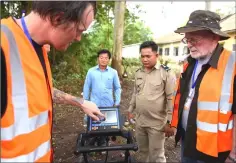  ??  ?? MacMillan (left) showing the ground-penetratin­g radar machine during a search for mass graves.