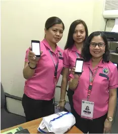  ??  ?? HI-TECH. Staff of the Municipali­ty of Magalang Planning Office use the smartphone app for tracking real-time traffic data.