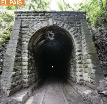  ?? ALEJANDRO GAMBOA ?? El plan es ambicioso y apenas empieza. Contempla un túnel de 1,6 km en Paso Dantas (Orotina) para evitar el túnel de Cambalache (1910, arriba); también incluye reparacion­es de la línea que pasa por la estación de Quebradas de Atenas (1937).