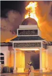  ?? BARCLAY FERNANDEZ/THE VICTORIA ADVOCATE ?? A firefighte­r walks in front of the Islamic Center of Victoria on Saturday in Victoria, Texas.