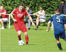  ?? Foto: Josef Abt ?? Rehlings Michael Bauer (am Ball) traf gegen Aufsteiger Feldheim doppelt und wurde in die Fupa Elf des Spieltages gewählt.