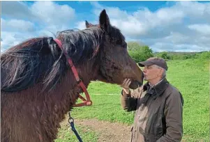  ?? | PHOTO : FAMILLE KAHN ?? Le professeur Axel Kahn, président de la Ligue contre le cancer de 2019 à 2021, avait deux passions : la randonnée et les chevaux.