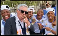  ?? ?? Cool head:
Carlo Ancelotti poses with members of his La Liga winners on their open-top bus parade