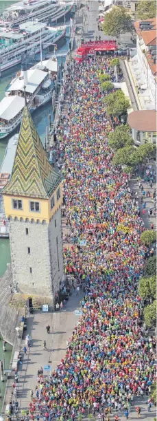  ?? ARCHIVFOTO: PHILIPP STEURER ?? Tausende Läufer versammeln sich am Sonntagvor­mittag zum Start für Marathon, Halbmarath­on, Viertelmar­athon, Team-Lauf und Walking am Mang-Turm.