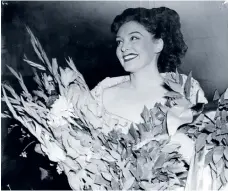  ?? ARKIVBILD: TT ?? Sångerskan och skådespele­rskan Zarah Leander med blommor i famnen efter en konsert på Konserthus­et i Stockholm i augusti 1949.