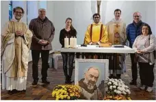  ?? Foto: Katholisch­es Dekanat ?? Bei der Investitur (von links): Pfarrer Dietmar Krieg, Günther Scholz, Marialaura Raufer, der neue Pfarrer Don Xavier, Dekan van Meegen, Hermann Tagscherer und Anna Maganuco.