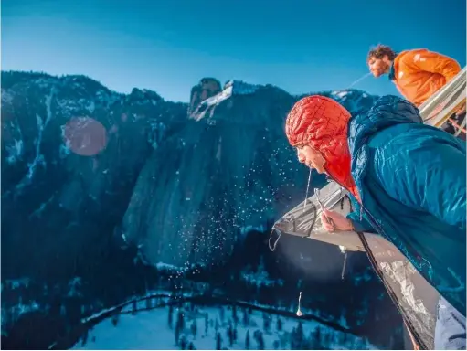  ?? ?? Même en plein Dawnwall, l’hygiène reste bien sûr une priorité !