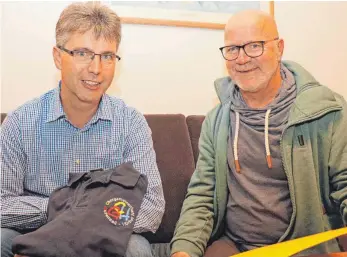  ?? FOTO: DANIEL HÄFELE ?? Ralf Thanner (links) und Reinhold Ruf bringen in diesen Tagen den ersten Verein der Gesamtgeme­inde GutenzellH­ürbel auf den Weg.